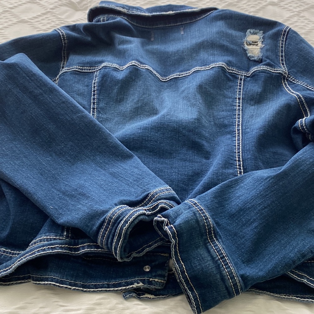 Vintage jean jacket distressed. - Picture 5 of 9